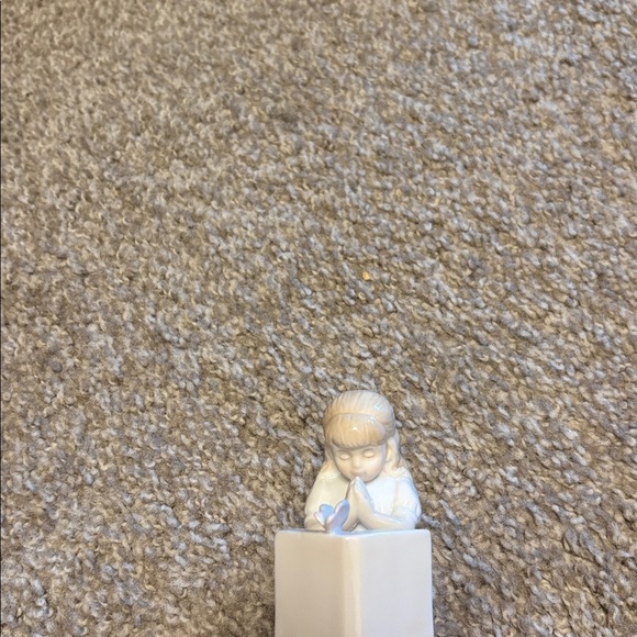Hallmark Studio B - Little Girl Kneeling in Prayer w Bible - Porcelain Figurine - Picture 5 of 9